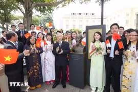 Le secrétaire général Nguyên Phu Trong et les délégués ont chanté une chanson sur le président Hô Chi Minh lors de la cérémonie d’offrande de fleurs au monument du président Hô Chi Minh au Musée des civilisations asiatiques, à Singapour, le 12 septembre 2012. Photo : VNA
