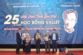 Trois anciens boursiers (de gauche à droite: Nguyên Viêt Long, Nguyên Dinh Hà et Ngô Nhât Minh) expriment leur gratitude aux professeurs Lê Kim Ngoc et Trân Thanh Vân, ainsi qu'au docteur Espéran Padonou, directeur de la Fondation Vallet, à l'occasion du 25e anniversaire de cette organisation. Photo: ICISE