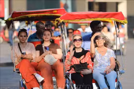 Touristes visitant le vieux quartier de Hanoi. Photo: VNA