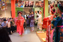 Défilé des costumes des médiums. Photo: VNA