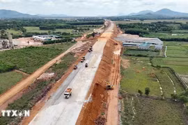 Construction du tronçon Hàm Nghi - Vung Ang sur l’autoroute Nord-Sud. Photo : VNA