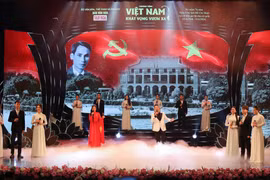 Lors du programme artistique célébrant le 76e anniversaire de l’appel à l’émulation patriotique du président Hô Chi Minh. Photo : VNA