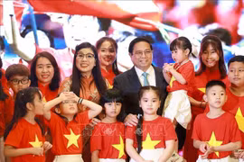 Le Premier ministre Pham Minh Chinh et son épouse lors de la rencontre, à Abu Dhabi, le 27 octobre. Photo: VNA