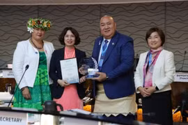 La vice-ministre vietnamienne de la Santé Nguyên Thi Liên Huong recevant un certificat et une plaque d’honneur en récompense du succès du Vietnam dans l’élimination réussie du trachome. Photo : nhandan.vn