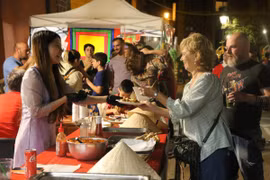 Le stand vietnamien au 16e Festival de la culture ethnique Bagnara attire les foules. Photo : VNA