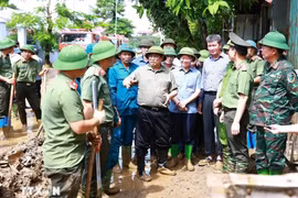 Le Premier ministre Pham Minh Chinh inspecte la réparation des dégâts du typhon Yagi dans la ville de Yên Bai. Photo: VNA