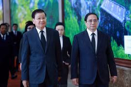 Le Premier ministre Pham Minh Chinh (à droite) et le secrétaire général du Parti populaire révolutionnaire lao (PPRL) et président lao Thongloun Sisoulith, à Hanoi, le 26 juillet. Photo : VNA