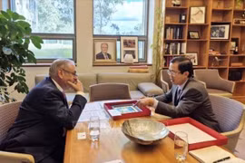 L’ambassadeur du Vietnam en Australie, Pham Hùng Tâm (droite) et le ministre australien du Commerce et du Tourisme, Don Farrell, le 6 mai. Photo : VNA