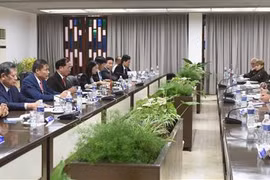 Le vice-ministre vietnamien de la Sécurité publique Trân Quôc To et le ministre cubain de l’Intérieur Lázaro Alberto Álvarez Casas passent en revue la coopération entre les deux ministères. Photo: VNA