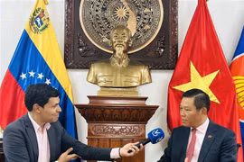 L’ambassadeur Vu Trung My au micro de la chaîne de télévision Venevisión. Photo gracieuté de l’ambassade du Vietnam au Venezuela