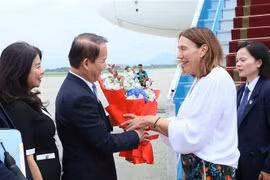 Le présidente de la Commission juridique de l’Assemblée nationale, Hoang Thanh Tung, accueille la présidente du Sénat australien, Sue Lines, à l’aéroport international de Nôi Bai, à Hanoi, le 24 août. Photo : VNA