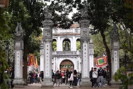 Touristes visitant le Temple de la Littérature à Hanoi. Photo: VNA