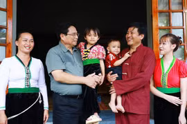 Le Premier ministre Pham Minh Chinh rend visite à une famille dans la province de Hoa Binh. Photo: VNA