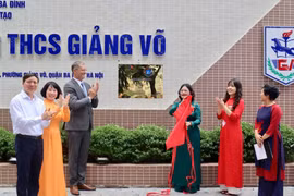 L'ambassadeur de France au Vietnam, Olivier Brochet (3e à gauche), et la directrice du collège Giang Vo, Tô Thi Hai Yên (3e à droite), ont coupé la bande d'inauguration de la plaque LabelFrancÉducation. Photo : CTV/CVN