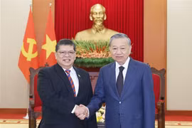 Le secrétaire général du Parti communiste du Vietnam, Tô Lâm (à droite) serre la main du président de la Chambre des représentants de Malaisie, Tan Sri Dato’ Johari Bin Abdul, à Hanoi, le 24 octobre. Photo: VNA