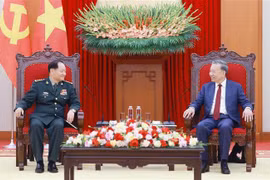 Le secrétaire général Tô Lâm (à droite) reçoit le vice-président de la Commission militaire centrale de Chine, Zhang Youxia. Photo : VNA