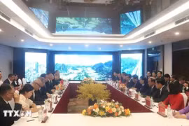 Le secrétaire du Comité du Parti de la province de Cao Bang (Nord), Trân Hông Minh, recevant le secrétaire du Comité du Parti de la ville de Baise de la région autonome Zhuang du Guangxi, Huang Rusheng. Photo : VNA