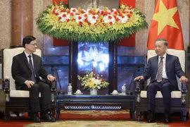 Le président Tô Lâm (à droite) et le chef de l’exécutif de la région administrative spéciale de Hong Kong, Lee Ka-chiu, à Hanoi, le 1er août. Photo : VNA