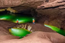 Le lac récemment découvert dans la grotte de Thung. Photo : znews.vn