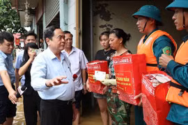 Le président de l’Assemblée nationale Trân Thanh Mân avec des habitants sinistrés par le typhon Yagi, dans la province de Thai Nguyên, le 12 septembre. Photo: VNA