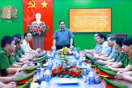Le Premier ministre Pham Minh Chinh travaille avec la Police du district de Krông Pac, province de Dak Lak, à l’occasion du 79e anniversaire de la Journée traditionnelle des forces de police populaire (19 août 1945 - 2024). Photo : VNA