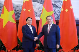 Le Premier ministre vietnamien Pham Minh Chinh (à gauche) et son homologue chinois Li Qiang se serrent la main, à Dalian, en Chine, le 24 juin. Photo: VNA