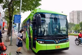 Un bus Vinbus desservant la ligne Long Biên-Bo Hô-Vinhomes Smart City. Photo : VNA