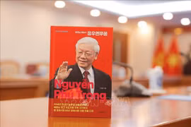 Couverture du livre "Le secrétaire général du Parti communiste du Vietnam (PCV), Nguyên Phu Trong" de l’écrivain sud-coréen Cho Chul-hyeon. Photo: VNA 