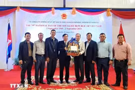 Les délégués félicitent le consul général du Vietnam au Cambodge Lai Xuân Chiên à l’occasion de la 79e Fête nationale du Vietnam. Photo : VNA