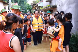 Le Premier ministre Phạm Minh Chính vient conforter les habitants sinistrés dans la commune de Vân Hà, cité municipale de Viêt Yên, province de Bac Giang. Photo : VNA