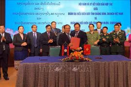 Frontières : renforcement de la coopération entre Quang Binh et Khammouane (Laos)