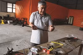 Un Viêt kiêu se mouille pour les conducteurs handicapés au Vietnam