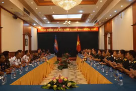 Echange entre des jeunes officiers vietnamiens et cambodgiens 