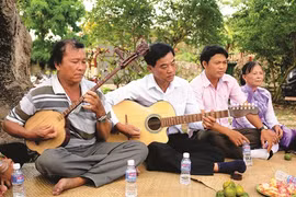 Écouter du đờn ca tài tử et contempler la lune sur le marais de Dông Hô