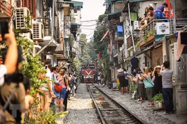 La vie coule doucement dans la "rue du train" de Hanoi