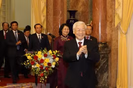 Le secrétaire général du PCV et président Nguyên Phu Trong travaille avec le bureau présidentiel