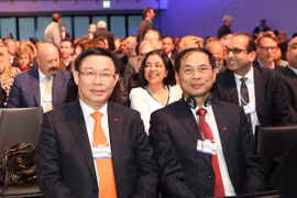 Poursuite des activités du vice-PM Vuong Dinh Hue à Davos