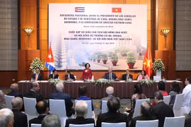Le dirigeant cubain Miguel Díaz-Canel Bermúdez rencontre des amis vietnamiens