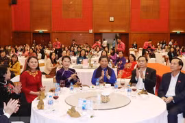 La présidente de l’AN Nguyên Thi Kim Ngân reçoit des députées