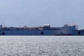 Le navire-hôpital américain USNS Mercy à Nha Trang