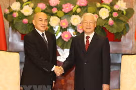 Entrevue entre le SG du Parti et président Nguyên Phu Trong et le roi cambodgien