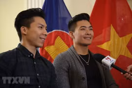 Les deux artistes de cirque Quôc Co et Quôc Nghiêp à l’honneur