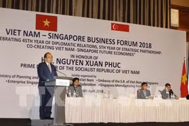 Le PM invite à intensifier les liens économiques Vietnam-Singapour