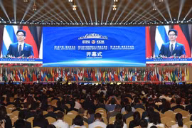 Le vice-PM Vu Duc Dam assiste au 5e Salon Chine-Asie du Sud