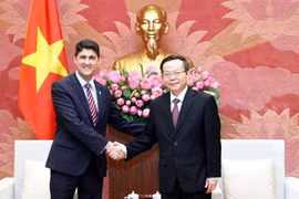 Le vice-président de l’AN Phung Quoc Hien reçoit le PDG de Coca-Cola Vietnam