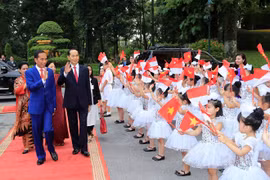 Les présidents vietnamien et indonésien rencontrent le milieu de presse