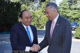 Cérémonie d’accueil réservée au PM Nguyên Xuân Phuc en visite officielle à Singapour