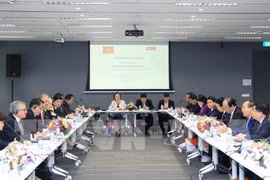 Le PM rencontre des leaders de grands groupes et sociétés multinationales à Singapour