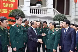 Le PM Nguyên Xuân Phuc travaille avec le journal "Armée populaire"
