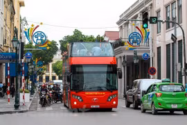Découvrir la nuit de Hanoi en bus à impériale à toit ouvert